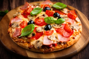 Пицца из слоеного теста с ветчиной и маслинами