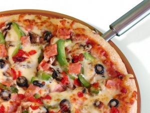 Пицца из цельнозерновой муки с овощами и ветчиной