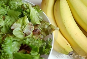 Банановый салат с сельдереем и козьим сыром