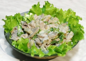 Салат с куриной грудкой, грибами и сыром