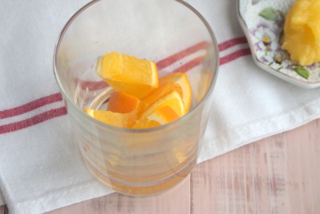 Чайный напиток с ромашкой, апельсинами и корицей
