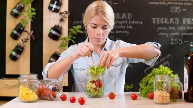 Горячий салат из маринованных огурцов – кулинарный рецепт