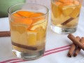 Чайный напиток с ромашкой, апельсинами и корицей