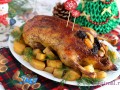 Рождественская утка с апельсином, сухофруктами и яблоками