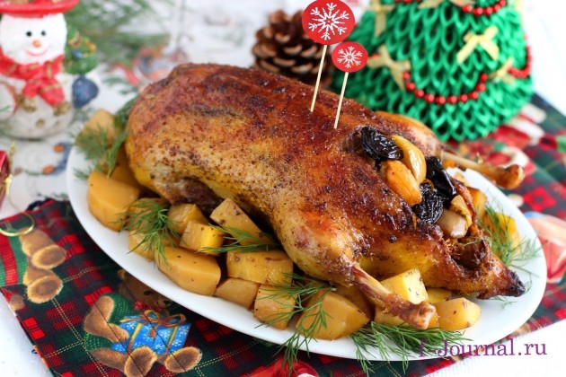 Рождественская утка с апельсином, сухофруктами и яблоками